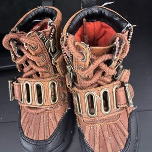 Polo Ralph Lauren baby boots size 4c. Shoes in good condition, stings hanging